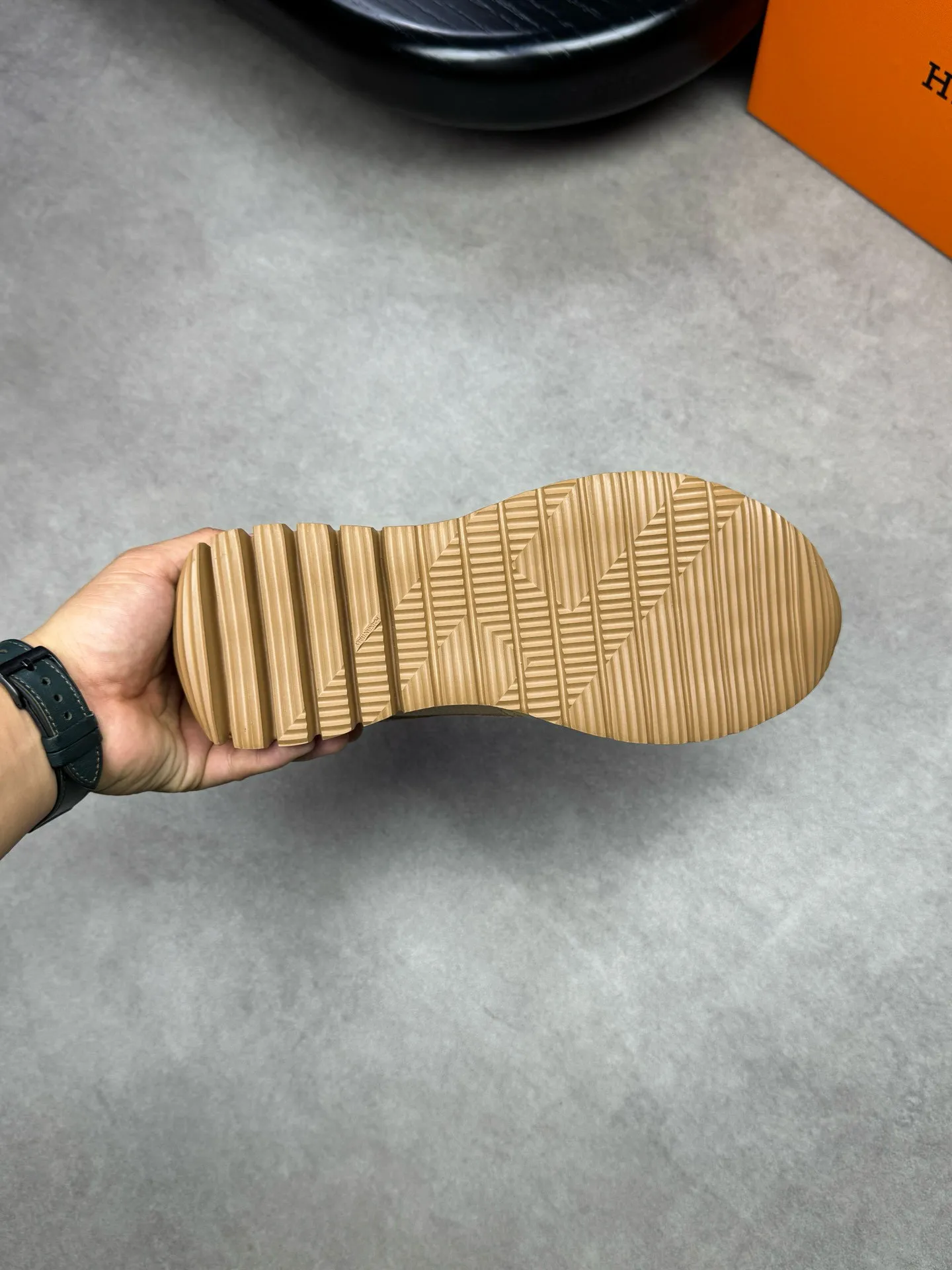 [HERMES] Hermes men's shoes 💰: 800💰 - High-end quality original items 🔍🔍🔍 casual sports shoes - Upper: 🔝 pebbled calfskin, suede calfskin, shoe body forged ´H´ totem, tongue webbing injection molded brand logo - Lining: brand canvas, foot pads; water-dyed cowhide -Outsole: Ultra-light T men's shoes 💰U foam; two-color molded outsole -Ultra-high quality control and fine workmanship: highlighted (high-end, extravagance, grade) -Size: 38-44 (45, can be customized)
